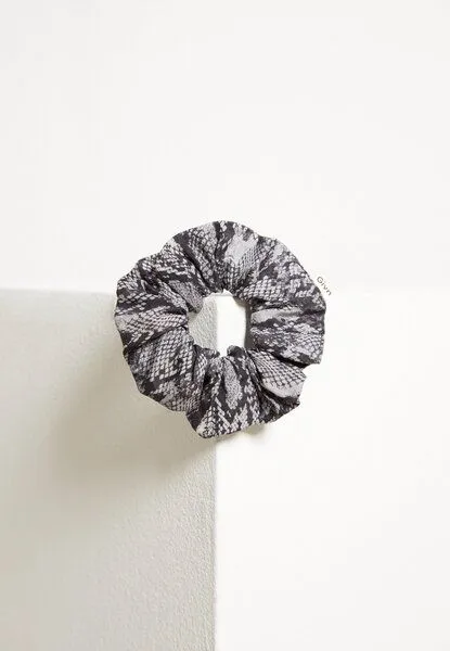 Givn Berlin Givn Berlin Scrunchie aus TENCEL GBSina, Black / grey (snake), – Produktbild 3 von 3