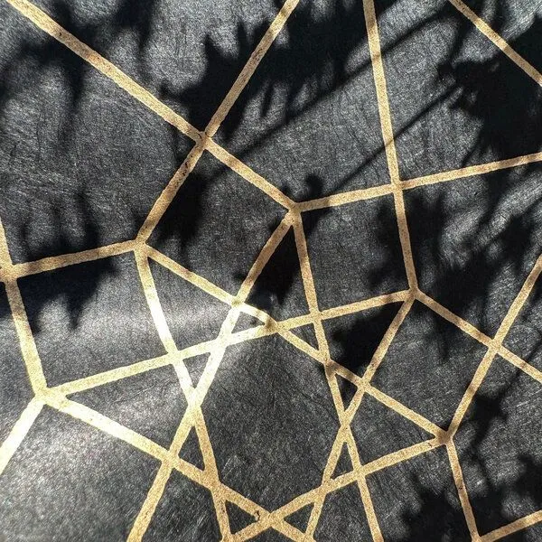 Veskor Cassiopeia Veskor Cassiopeia TESSERAKT HYPERCUBE Heilige Geometrie Linoldruck | 22 × 22 cm | Gold auf Schwarz – Produktbild 3 von 4