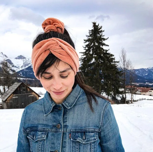 Liebe Deinen Planeten Liebe Deinen Planeten Samtband Bardot kurz Vielseitiger Samtschal zum binden für Kopf und Hals handgefertigt in Tirol, Peach, – Produktbild 2 von 3