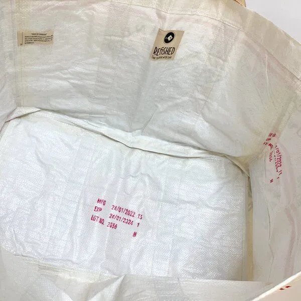 REFISHED fair fashion REFISHED fair fashion Tasche 'CARGO BAG' - upcycelte Zuckersäcke, #sugar weiß, – Produktbild 2 von 3