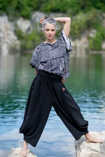 KOKOworld Hose Terra – Locker sitzende Hose – Breiter elastischer Bund – Verdeckte Taschen – Viskose mit Leinen – Fair produziert in Polen – KOKOworld, Black (schwarz), – Produktbild 3 von 3