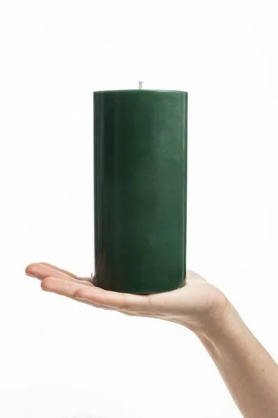 Tranquillo Handgearbeitete Stumpenkerze GLUMI forest, Ø 7,5 x 15 cm - grün – Produktbild 2 von 3
