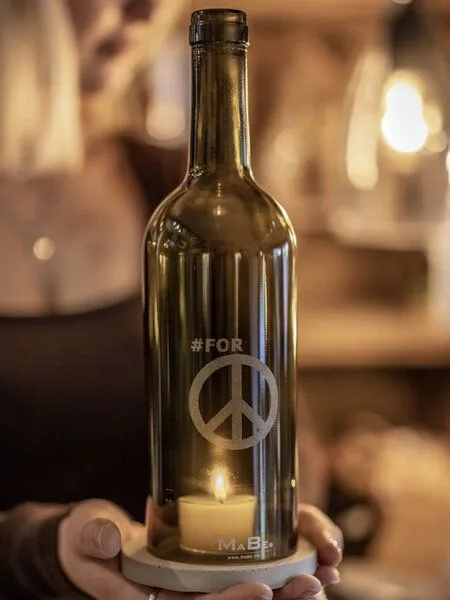 MaBe MaBe WINDLICHT #FOR PEACE mit grauem Untersetzer, Oliv, – Produktbild 1 von 4