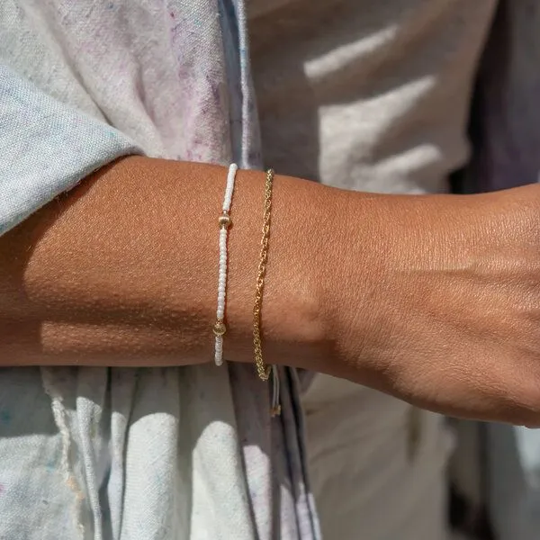 juni juni Armband Set Gold - verstellbares Goldarmband mit cremeweißen Perlenarmband - hergestellt in Deutschland – Produktbild 1 von 4