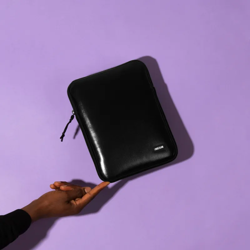 UNBEGUN UNBEGUN Herren vegan Tablet-Hülle Ipad, Schwarz, – Produktbild 2 von 2