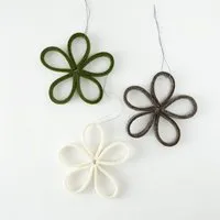 matilda k manufaktur matilda k. manufaktur minimalistische zarte Filzblüten 'flora' – zeitlose Dekoration in vielen wunderschönen Farben, Barun | oliv | wollweiss, – Produktbild 1 von 1