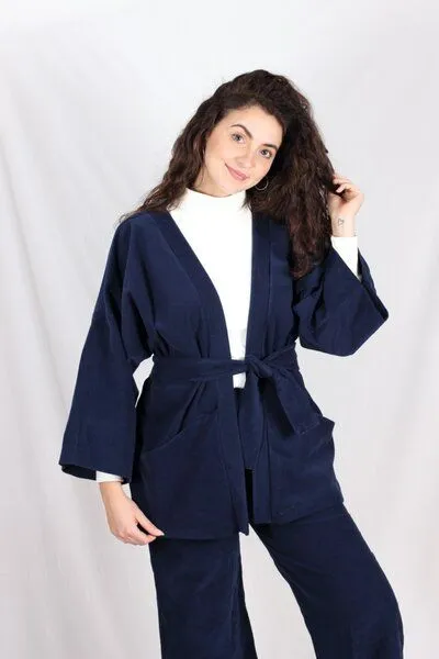 ManduTrap ManduTrap Elegante Kimonojacke aus Biobaumwolle – Cord in Grün, Blau oder Berry mit Gürtel und Taschen, Blau, – Produktbild 3 von 8