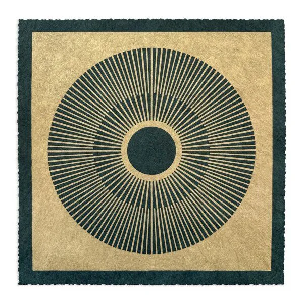 Veskor Cassiopeia Veskor Cassiopeia CENTRAL SUN SQUARE Sonnen Linoldruck | 22 × 22 cm | Lichtgold auf Smaragdgrün – Produktbild 1 von 4