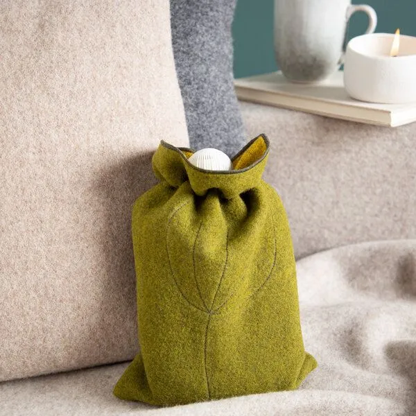 nahtur-design nahtur-design Ökowärmflasche mit Bezug aus 100% Schurwolle, Moos, – Produktbild 1 von 4