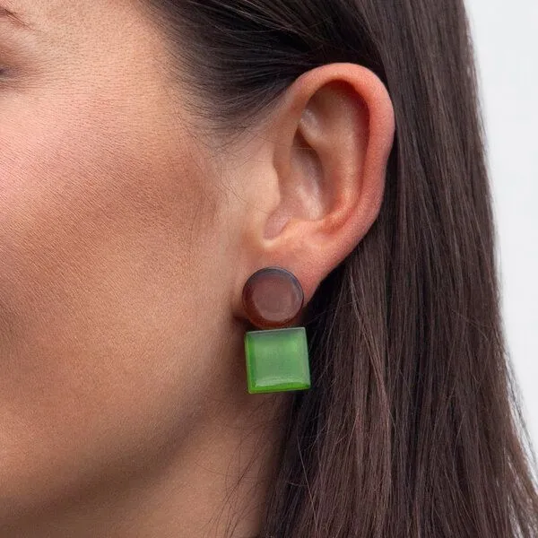 ALEXASCHA ALEXASCHA Geometrische Clip Ohrringe aus Glas | Bauhaus Design | 16 Farbkombinationen, Braun & grün, – Produktbild 3 von 4