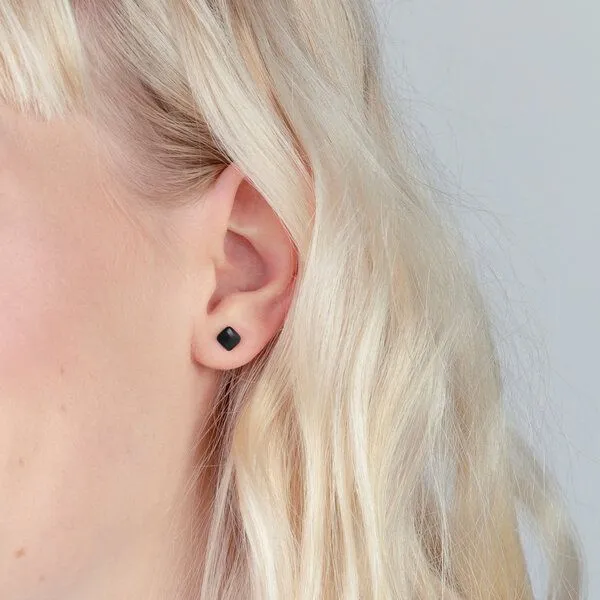 ALEXASCHA ALEXASCHA Winzige Ohrstecker aus recyceltem Glas 4mm, Schwarz, – Produktbild 3 von 4