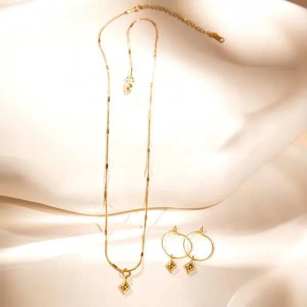 ELEKTROPULLI ELEKTROPULLI Kette 1mm schmal mit mini Ornament Anhänger, Set mit Ohrringen, Gold, – Produktbild 1 von 4