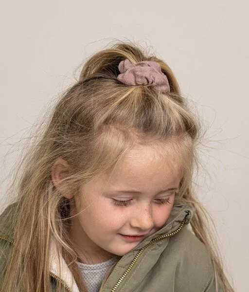 obumi obumi Haargummi - Scrunchie aus Leinen, Woodrose, – Produktbild 4 von 4