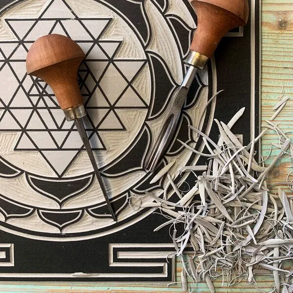 Veskor Cassiopeia Veskor Cassiopeia SRI YANTRA Meditations Linoldruck | 35 × 35 cm | Kupfer auf Naturweiß – Produktbild 3 von 4