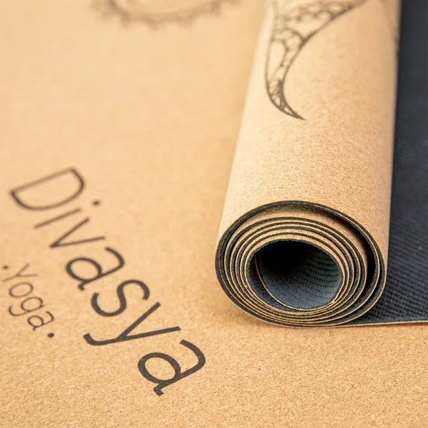 Divasya Divasya Reise Yogamatte aus Kork & Naturkautschuk mit Schutzhülle – Produktbild 4 von 4