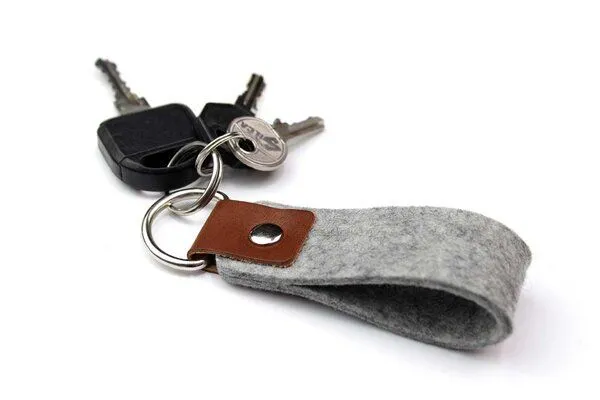Pack & Smooch Pack & Smooch Schlüsselanhänger SELBY aus 100% Merino Wollfilz (Mulesing-frei) und Leder, Grau / hellbraun, – Produktbild 2 von 3