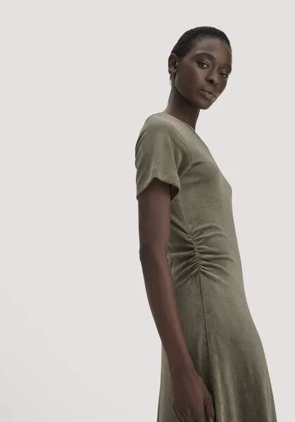 hessnatur hessnatur Samt-Jerseykleid kniebedeckend Slim aus TENCEL Modal mit Bio-Baumwolle, Silbergrün, – Produktbild 2 von 4