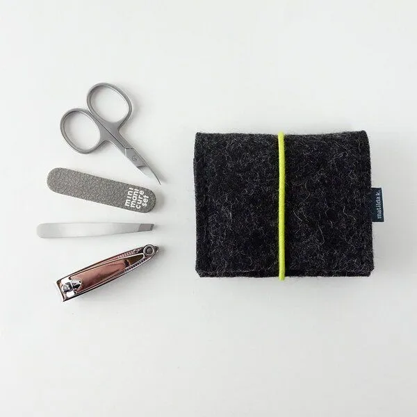 matilda k. manufaktur matilda k. manufaktur mini-maniküre-set 'jacob' (mit Nagelknipser) aus Wollfilz mit Rundgummi-Verschluß in vielen Farben, Anthrazit, – Produktbild 1 von 6