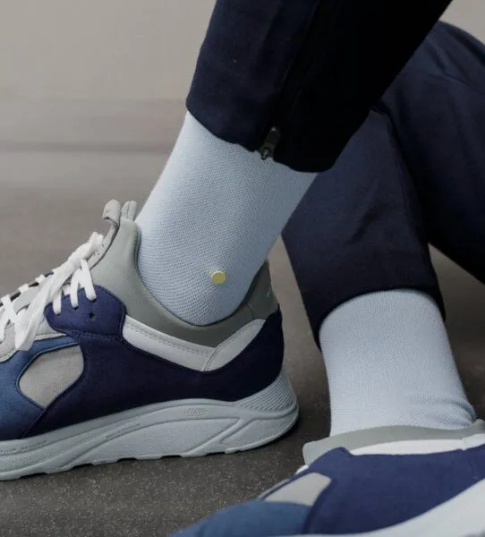 wysf. | what you stand for. wysf. | what you stand for. Socken, Piqué Strick mit Knopf, Bio-Baumwoll-Mix, Blau (hellblau), – Produktbild 2 von 4