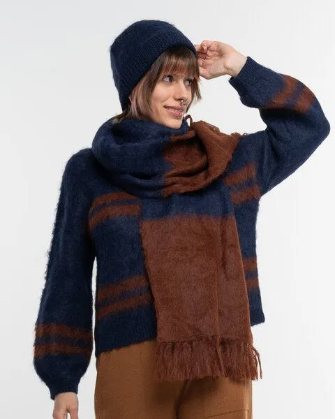 Alma & Lovis Alma & Lovis Flauschiger Strickschal aus gebrushter Alpakawolle | Brushed Scarf, Navy (blau-braun), – Produktbild 3 von 4