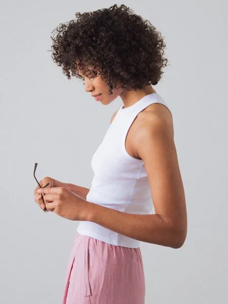 Honest Basics Honest Basics Damen Geripptes Racer-Top aus Bio- und recycelter Baumwolle, Weiß, – Produktbild 2 von 4