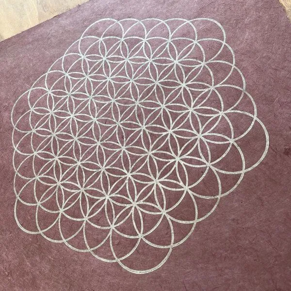 Veskor Cassiopeia Veskor Cassiopeia BLUME DES LEBENS Heilige Geometrie Linoldruck | 35 × 35 cm | Silber auf Rosenholz – Produktbild 3 von 4