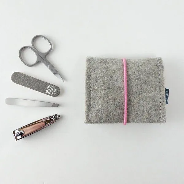 matilda k. manufaktur matilda k. manufaktur mini-maniküre-set 'jacob' (mit Nagelknipser) aus Wollfilz mit Rundgummi-Verschluß in vielen Farben, Hellgrau, – Produktbild 2 von 8