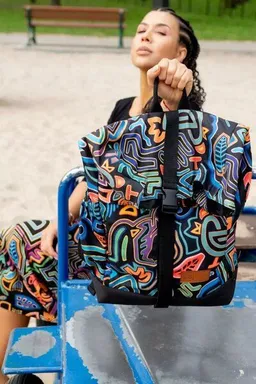 KOKOworld Rucksack Munda – Wasserdichter Rucksack für das Flugzeug – bunter Aufdruck KOKOworld – Laptopfach – Nachhaltiger Alltagrucksack – Fair produziert in Polen – Produktbild 1 von 1