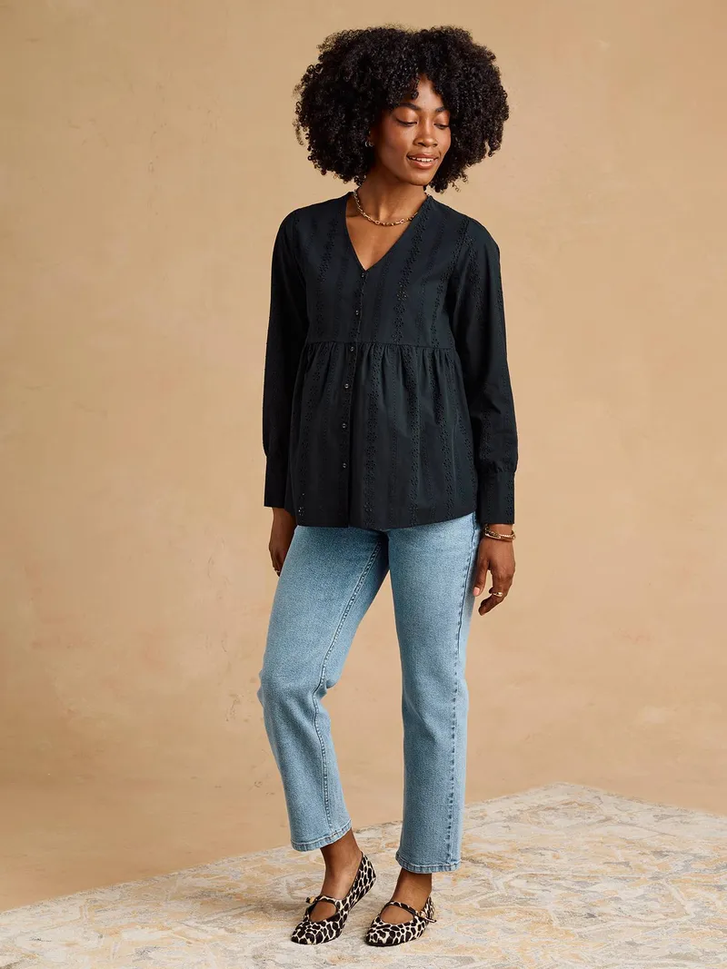 Envie De Fraise Bluse für Schwangerschaft & Stillzeit mit Lochstickerei ENVIE DE FRAISE, Schwarz, – Produktbild 1 von 4