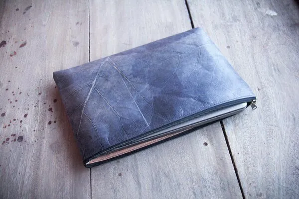 BY COPALA BY COPALA Laptop Hülle 13–14 Zoll aus Blattleder – Laptoptasche für MacBook Air & Pro in Marineblau – Produktbild 3 von 4