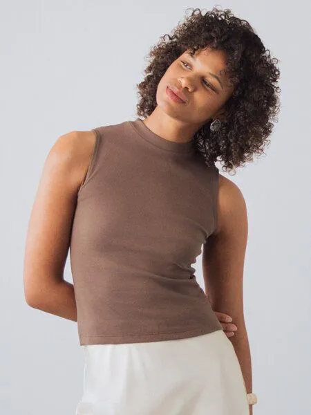 Honest Basics Honest Basics Damen Mock-Top aus Bio- und recycelter Baumwolle, Erdbraun, – Produktbild 3 von 4