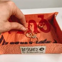 REFISHED fair fashion REFISHED fair fashion Taschenleerer 'VIDE POCHE' - upcycelte Fischfuttersäcke und Zementsäcke – Produktbild 1 von 1