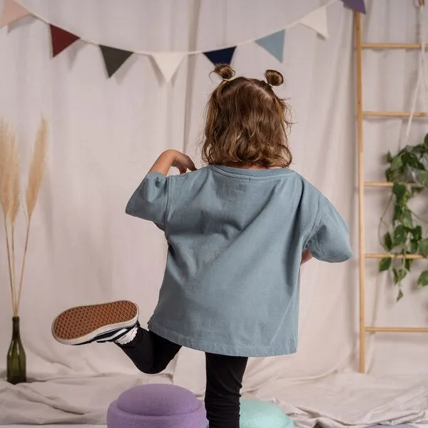 Vresh Clothing Vresh Clothing Mini Vlamingo - Oversized Kinder T-Shirt aus dicker Biobaumwolle, Rauchblau, – Produktbild 2 von 4