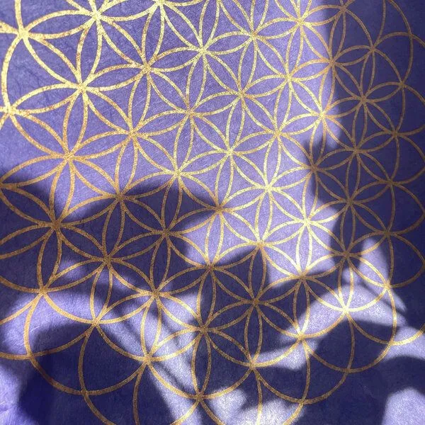 Veskor Cassiopeia Veskor Cassiopeia BLUME DES LEBENS Heilige Geometrie Linoldruck | 35 × 35 cm | Gold auf Lila – Produktbild 4 von 4