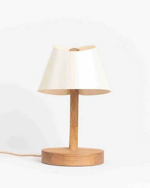 ALMUT von Wildheim ALMUT von Wildheim Moderne Tischlampe aus Eiche Lampenschirm aus Naturmaterialien, Ananasfasern (gold), – Produktbild 4 von 4