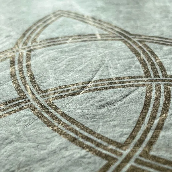 Veskor Cassiopeia Veskor Cassiopeia TRIQUETRA Heilige Geometrie Linoldruck | 22 × 22 cm | Gold auf Naturweiß – Produktbild 4 von 4