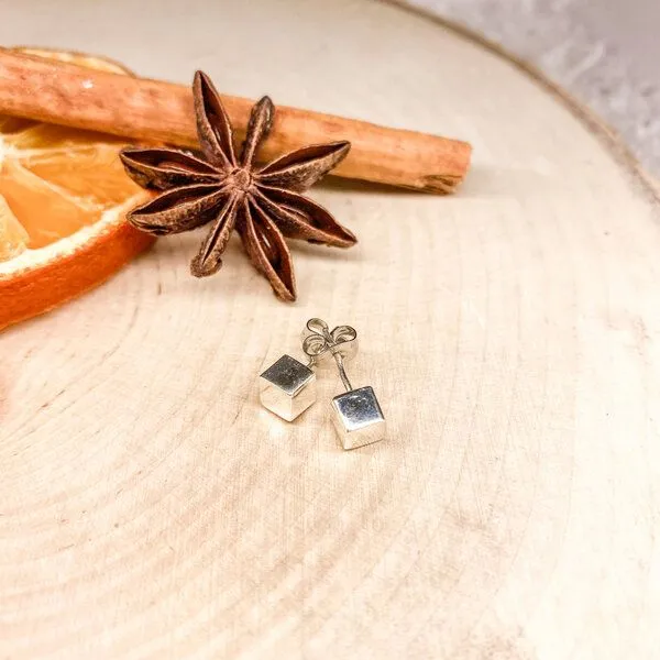 pakilia pakilia Silber Ohrstecker Würfel Fair-Trade und handmade – Produktbild 2 von 3