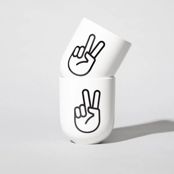 Fyngers Fyngers Handgemachter Becher aus Porzellan - Modell PEACE - Füllmenge 330ml - Mattlasur, Weiss, – Produktbild 4 von 4