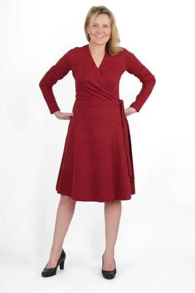 WIRKSTOFF Potsdam WIRKSTOFF Potsdam Kleid in Wickeloptik, Rubinrot, Fischgrät, Bio-Baumwolle – Produktbild 2 von 4