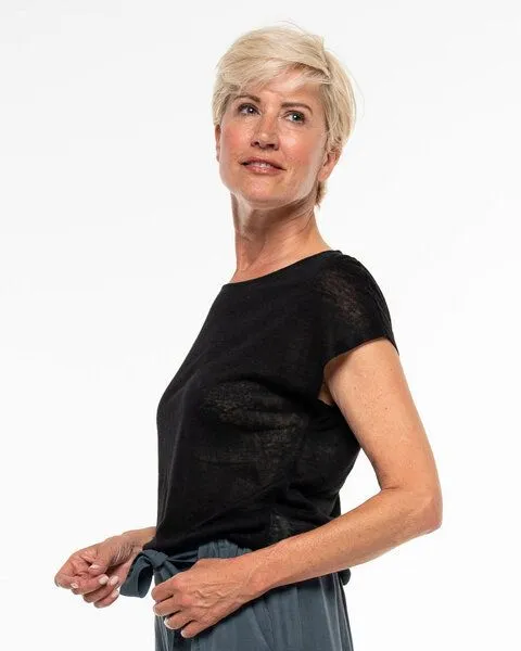 Alma & Lovis Alma & Lovis Elegantes Kurzarmshirt aus 100% Leinen-Jersey | Linen Short Pure, Raven (schwarz), – Produktbild 3 von 4