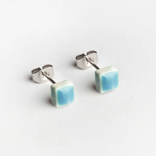 ALEXASCHA ALEXASCHA Minimalistische Keramik Ohrstecker, mini | PUREFORM, Himmelblau, – Produktbild 1 von 4