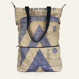 Nyuzi Blackwhite Nyuzi Blackwhite Upcycling Multishopper Schultertasche mit erweiterbarem Volumen aus Zementsäcken – Produktbild 1 von 1