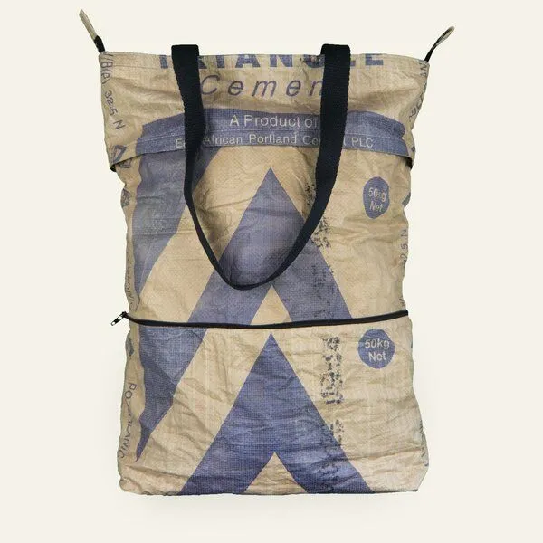 Nyuzi Blackwhite Nyuzi Blackwhite Upcycling Multishopper Schultertasche mit erweiterbarem Volumen aus Zementsäcken, Blau traingle cement, – Produktbild 1 von 4