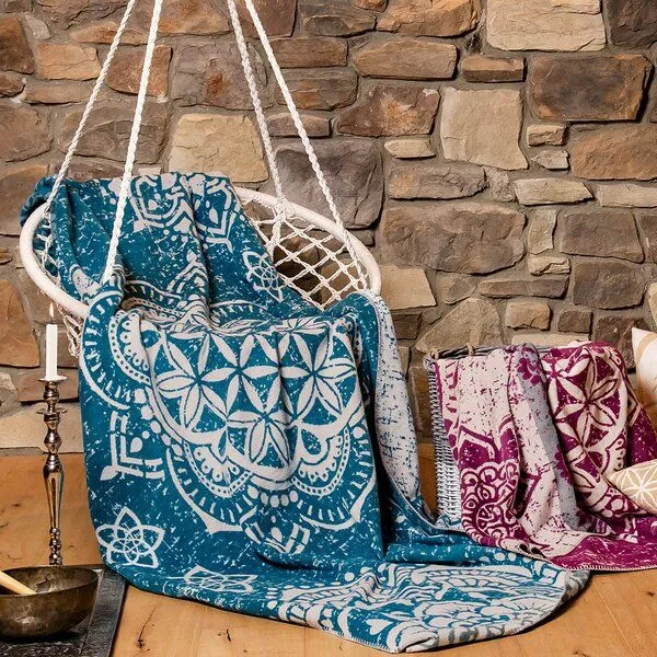 The Spirit of OM The Spirit of OM Kuscheldecke, Beere, – Produktbild 2 von 2