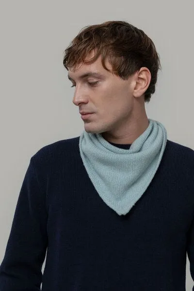 Rifò - Circular Fashion Made in Italy Rifò - Circular Fashion Made in Italy gestricktes Bandana/ Dreieckstuch Masha aus Recycelter Kaschmirwolle, Hellblau, – Produktbild 2 von 2