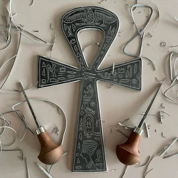 Veskor Cassiopeia Veskor Cassiopeia ANKH ägyptisches Kreuz Linoldruck | 21,5 x 30,5 cm | Gold auf Naturweiß – Produktbild 3 von 4
