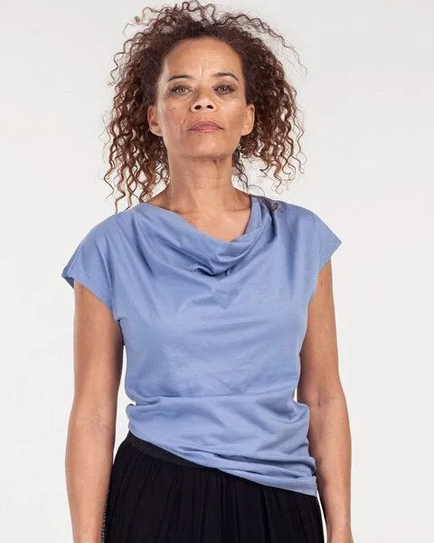Alma & Lovis Alma & Lovis Shirt mit Wasserfall-Ausschnitt, aus Bio-Baumwolle | Short Cascade, Blau, – Produktbild 3 von 4