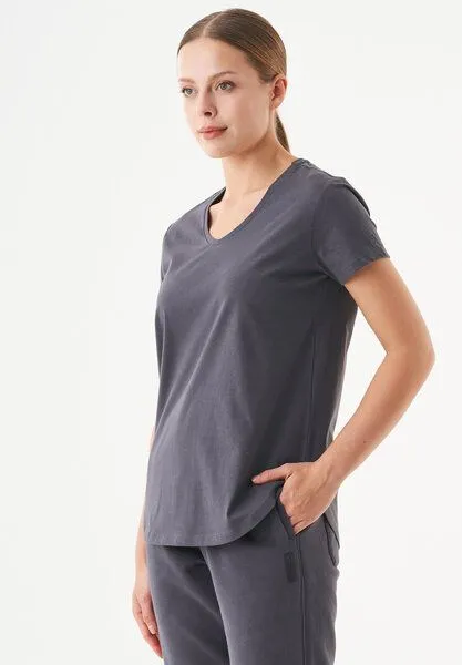 ORGANICATION ORGANICATION ESSENTIALS-TUBA- Basic T-Shirt aus Bio-Baumwolle mit V-Ausschnitt, Shadow, – Produktbild 3 von 4