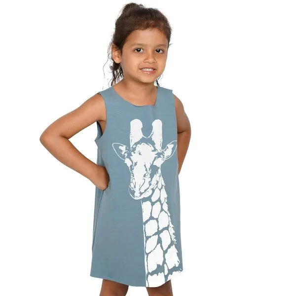 HANDGEDRUCKT HANDGEDRUCKT "Stefanie la Girafe" Kinder Biokleidchen, Taubenblau, – Produktbild 1 von 3