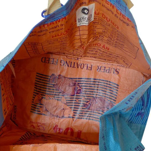 REFISHED fair fashion REFISHED fair fashion Tasche 'CARGO BAG' - upcycelte Fischfuttersäcke, #fish blau-aqua, – Produktbild 2 von 2